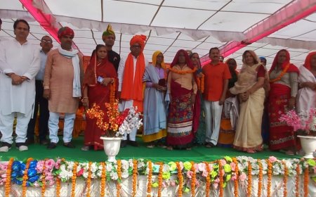 महुआ में धूमधाम से मनाया गया स्वतंत्रता दिवस: वीरांगनाओं का इंदिरा विद्या मंदिर समिति में  शॉल उढ़ाकर -स्मृति चिन्ह देकर किया  सम्मान