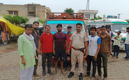 महुवा थाना क्षेत्र में तस्करी के लिए ले जा रहे  14 गोवंश से भरा कैंटर लावारिस हालत में मिला:8गोवंश की दम घुटने से मौत