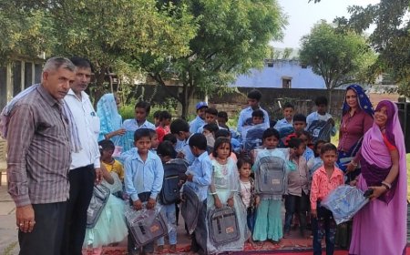 स्कूल बैग पाकर खिल उठे विद्यार्थियों के चेहरे