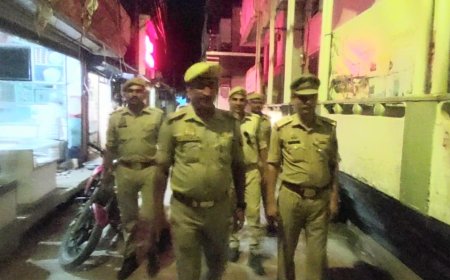 पुलिस प्रशासन सतर्क: इंस्पेक्टर सौरभ सिंह ने किया पैदल गश्त, लोगों को दिलाया सुरक्षा का एहसास