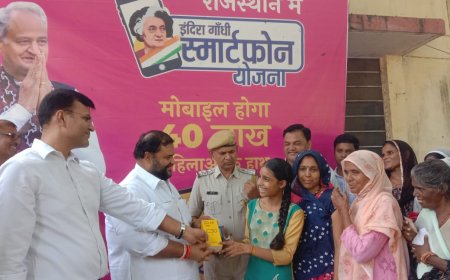 राज्य मंत्री धीरज गुर्जर ने महिलाओं को बांटे स्मार्टफोन, फोन मिलने पर महिलाओं के खिले चेहरे