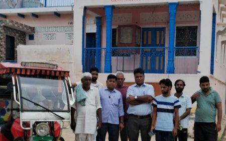 सराय में फसल खराबे के लिए किसान  ई मित्रों  पर जाकर जनाधार जमाबंदी, बैंक पासबुक के साथ बैंक में लिंक करवाए