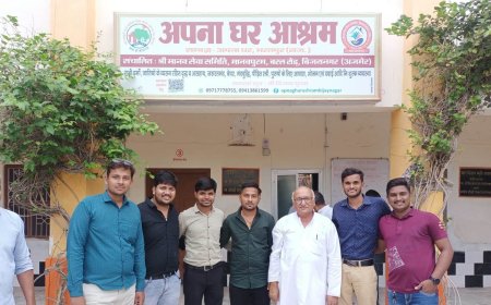 अपना घर  वृद्धाश्रम में आवासियों को कराया भोजन क्लब सदस्यों की आत्मीयता देखकर प्रवासियों के खिले चेहरे