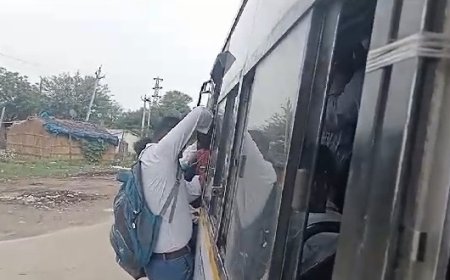 लापरवाही:बस के प्रवेश द्वार पर लटक यात्रा कर रहे लोग, कभी भी आ सकते है हादसे की चपेट में