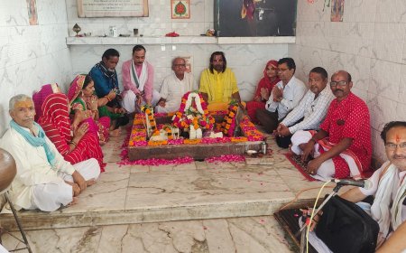 हर-हर महादेव के जयकारों के साथ शिव मंदिर पर जलाभिषेक