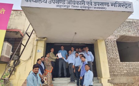 मॉडल स्कूल के शिक्षकों ने यथावत रखने को लेकर सौंपा ज्ञापन