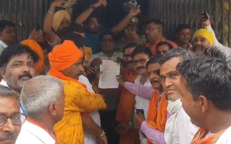 भाजपा के कांग्रेस खिलाफ धरना प्रदर्शन में भाजपा से दावेदार देवेंद्र दत्ता का ज्ञापन देते वक्त ज्ञानदेव आहूजा के द्वारा हाथ पकड़ने को लेकर दोनों के बीच में हुई तनातनी