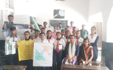 बदायूँ के स्कूली बच्चों ने चंद्रयान की डिजाइन में बनाए प्रोजेक्ट ,टीचरों ने बच्चों को अंतरिक्ष की दी जानकारी