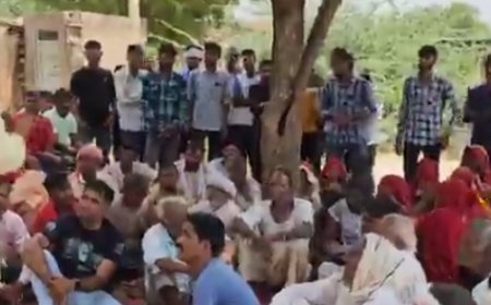 खोह में वन विभाग द्वारा घरों के सहारे दीवार निकालने पर मेघवाल समाज के लोगों ने विरोध प्रदर्शन कर धरने पर बैठे