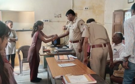 थाने जाकर स्कूल के बच्चों ने पुलिस जवानों को बांधी राखी