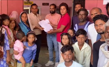 महुआ नगर पालिका द्वारा गरीब के मकान को तोड़ने को लेकर सोपे ज्ञापन