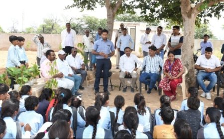 बेटियों के हाथ से वृक्षों को राखी बांध मनाया रक्षाबंधन का पर्व