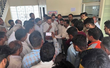 मातोर रोड स्थित टोल नाका हटाने के लिए मुंडावर विधायक मंजीत धर्मपाल चौधरी ने मुख्यमंत्री के नाम खैरथल - तिजारा कलेक्टर को सौंपा ज्ञापन