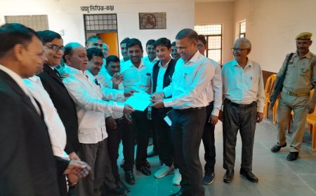 दातागंज तहसील बार ने हापुड कांड के विरोध में प्रदर्शन कर एसडीएम को सौपा ज्ञापन