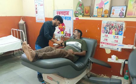 मां सरस्वती ब्लड डोनेशन टीम के  सदस्य द्वारा रक्तदान करके निभाया मानवता का फर्ज