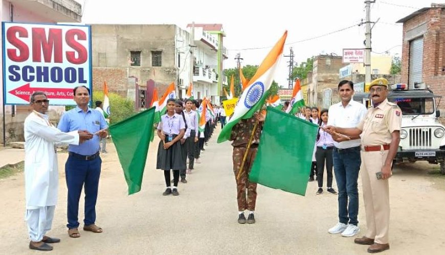 उदयपुरवाटी में थानाधिकारी सुरेश सिंह ने हरी झंडी दिखाकर तिरंगा रैली को किया रवाना: एस.एम.एस स्कूल के छात्र छात्राओं ने निकाली तिरंगा यात्रा