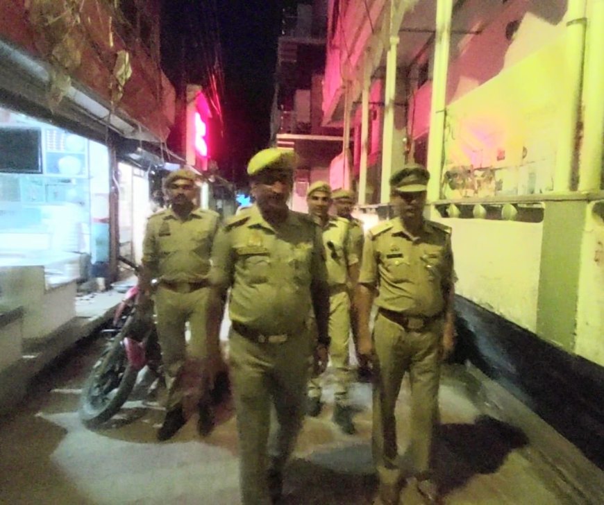पुलिस प्रशासन सतर्क: इंस्पेक्टर सौरभ सिंह ने किया पैदल गश्त, लोगों को दिलाया सुरक्षा का एहसास