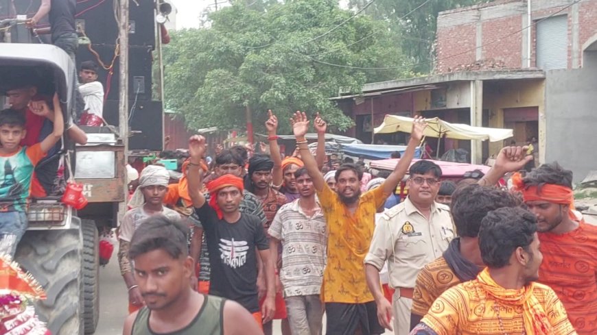 कांवड़ियों के भेष में पुलिस टीम के साथ खुद मोर्चा संभालते दिखे एसएसआई मनोज कुमार