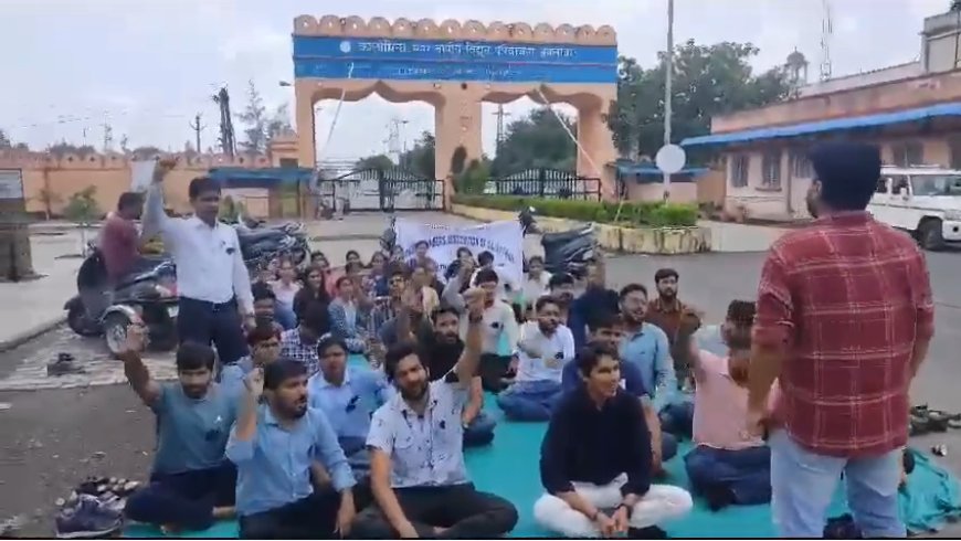 वेतन को लेकर बिजली विभाग के कर्मचारियों ने जयपुर मे डाला महापडाव