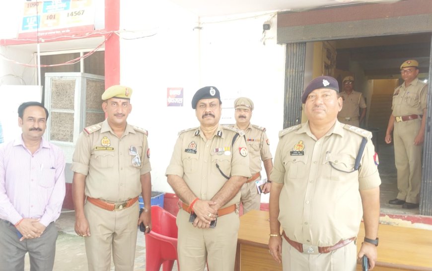 पुलिस महानिरीक्षक डॉ. राकेश कुमार ने दातागंज कोतवाली का  किया औचक निरीक्षण