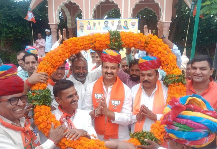 भाजपा कार्यकर्ता सम्मेलन का हुआ आयोजन:उत्तर प्रदेश के विधायक देवेन्द्र नीम को पहनाई 51 किलो फूलों की माला