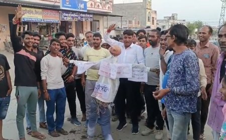 सर्व समाज द्वारा कारोई बस स्टैंड पर केलाश मेघवाल का पुतला जलाया