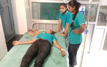 कोचिंग जाने के लिए बस का इंतजार कर रही छात्रा को ट्रक मारी टक्कर, हुई घायल