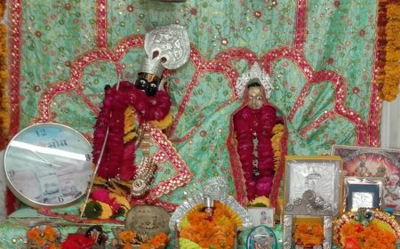 सकट के बांके बिहारी मंदिर में भजनों पर झूमी महिलाएं। कृष्ण जन्माष्टमी के पर्व पर महिलाओं ने किया भजन कीर्तन