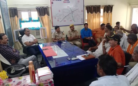 महुवा थाने में सीएलजी बैठक अतिरिक्त पुलिस अधीक्षक बजरंग सिंह शंकर लाल मीणा की अध्यक्षता में आयोजित, शांतिपूर्ण चुनाव संपन्न कराने को लेकर मांगे लोगों से सुझाव