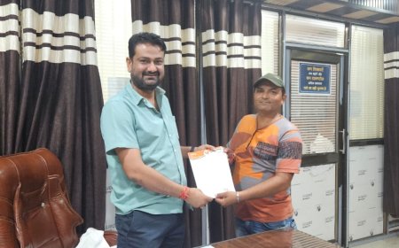 शहर में हो रहे रोड चौड़ीकरण मे भेदभाव को लेकर पार्षद ने सौंपा ज्ञापन