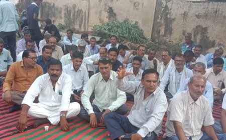 उदयपुरवाटी जलदाय विभाग तकनीकी कर्मचारी महासंघ के कर्मचारी बैठे धरने पर: आरोपियों की गिरफ्तारी नहीं हुई तो पानी सप्लाई रहेगी