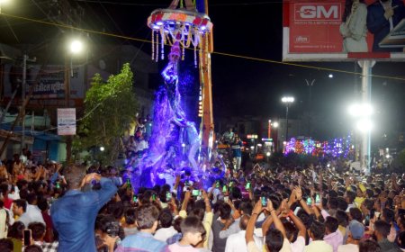 स्टार क्लब ने दही हांडी फाेड़ी, पूर्व प्रधान मेवाड़ा ने टीम काे 11 हजार व ट्राॅफी से नवाजा