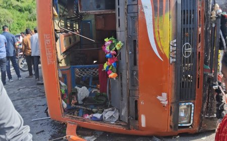 टायर फटने से देबारी हाइवे पर पलटी निजी बस,डेढ़ दर्जन यात्री हुए घायल