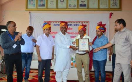 जिला स्तरीय भामाशाह सम्मान समारोह मे शिवराम मीना एईएन को शिक्षा श्री की उपाधी देकर विभूषित/सम्मानित किया गया