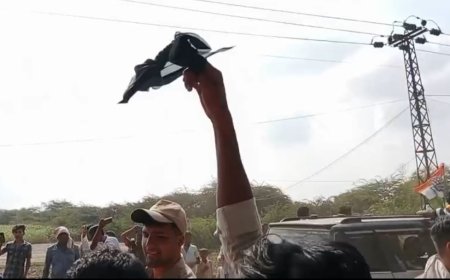 घाटमीका सभा से लोटेते समय विधायक जाहिदा खान को दिखाऐ काले झण्डे