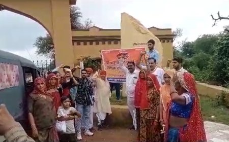 टहला पांडुपोल गेट पर श्रद्धालुओ  में आक्रोश :  मुख्यमंत्री अशोक गहलोत के खिलाफ की नारेबाजी, तहसीलदार को सौंपा ज्ञापन