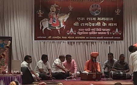 भजन संध्या में गूंजे बाबा रामदेव के जयकारे