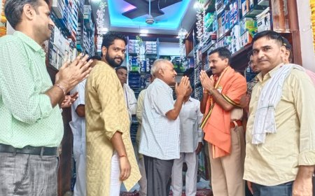 महुआ बाजार में आगजनी रोकने में सहयोग करने वाले पुलिसकर्मी व दमकलकर्मी का व्यापारियों ने किया सम्मान