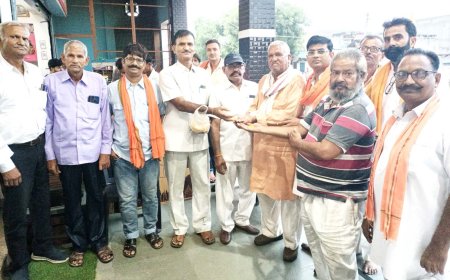 जिलाध्यक्ष ने मेजर दलपत सिंह के बलिदान दिवस पर जयपुर चलने के लिए गॉव गॉव बांटे पीले चॉवल