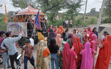 गोलाकाबास से शुरू हुई श्री गिरिराज जी महाराज की 21वीं ध्वज पद यात्रा