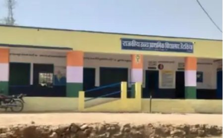 सरकारी स्कूल के गर्ल्स टॉयलेट में मिली नवजात बच्ची : रोने की आवाज सुनी तो हुआ खुलासा, पुलिस ने हॉस्पिटल में करवाया भर्ती