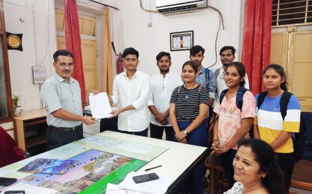 छात्रों की विभिन्न समस्याओं को लेकर एवं डेंगू को देखते हुए महाविद्यालय में दवाई छिड़काव एवं साफ सफाई की मांग को लेकर प्राचार्य को सौंपा ज्ञापन