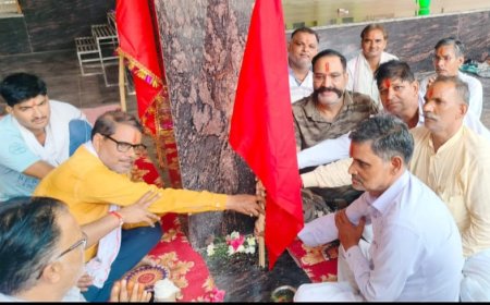 नौगांवा श्रीराम कला मंच के सभी सदस्यों व पात्रो ने आज श्री हनुमान जी महाराज की ध्वजा की पूजा अर्चना की