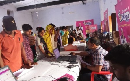 इन्दिरा गांधी स्मार्टफोन वितरण कार्यक्रम का रखा गया है तीन दिन का अवकाश