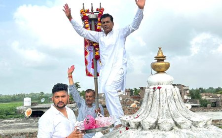 पालड़ीजाेड़ गांव में रामदेवजी मंदिर शिखर पर पूर्व प्रधान मेवाड़ा ने ध्वजा चढाई