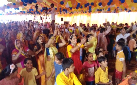 भागवत कथा में कृष्ण जन्मोत्सव पर थिरके भक्त :  मनुष्य के जीवन में अच्छे बुरे दिन प्रभु की कृपा से आते हैं -धनवंतरि दास जी महाराज