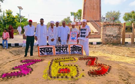 धर्मसभा स्थल मे धर्मप्रेमियों को तांबे के लोटों से जल पिलाकर दिया परंपरागत भारतीय संस्कृति को पुनर्जीवित करने का संदेश