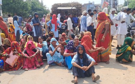 स्मार्ट मोबाइल योजना: मोबाईल नही मिलने से नाराज ग्रामीणों ने विरोध प्रदर्शन कर सड़क पर लगाया जाम