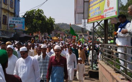 जय भीम का नारा है भारत देश व संविधान हमारा है के नारों के साथ पुष्प वर्षा कर किया ईद ए मिलादुन्नबी के जुलूस का स्वागत