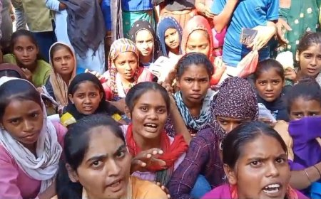 मोबाईल वितरण शिविर में अव्यवस्थाओ का आलम : 15 दिनों से मोबाईल के लिये चक्कर लगा रही है छात्राऐ